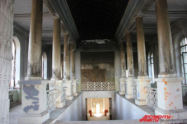 Когда-то «греческий зал» главного корпуса поражал своей помпезностью. Высокие колонны внушали курсантам трепет.