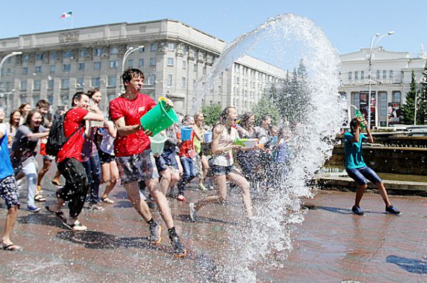 7 июля новосибирцы отметили День Ивана Купалы – праздник славянских народов, в который по традиции принято обливаться водой. 