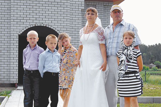  Лето 2014 г. Сергей и Лилия после таинства венчания вместе с младшими детьми и внуком. Старшая дочь Настя - автор фото. 