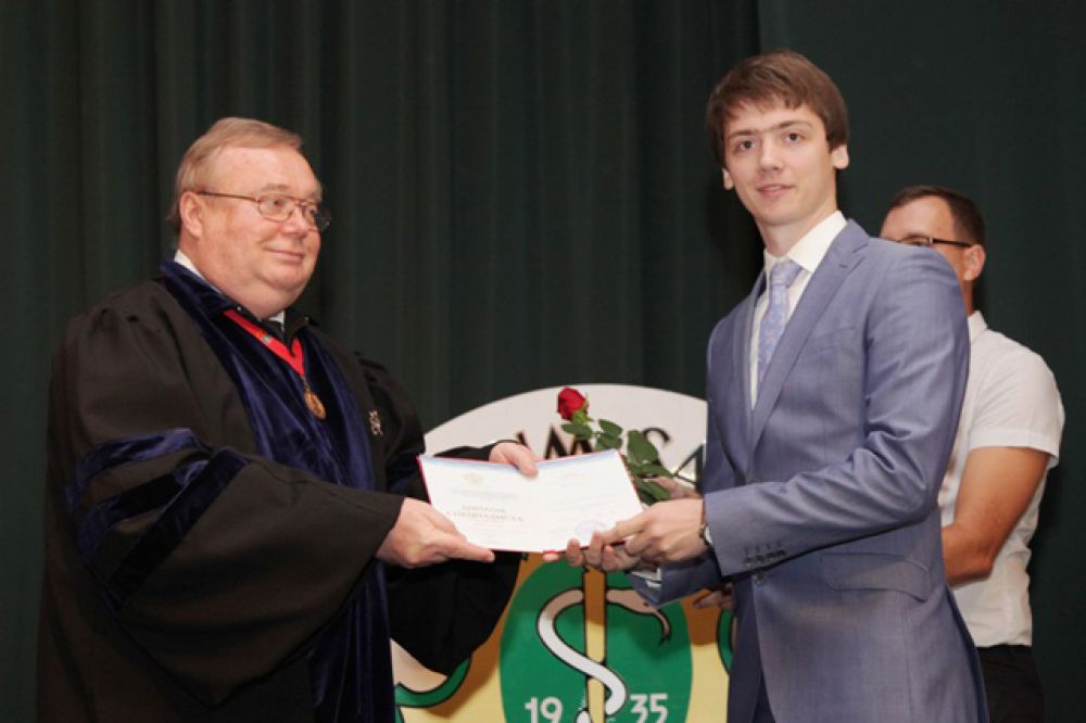 Ректор ВолгГМУ, академик РАН Владимир Петров вручает дипломы с отличием выпускникам 2015 года.
