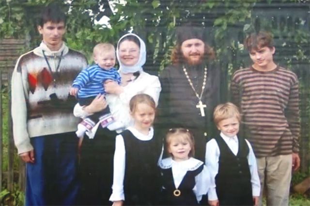 Семья Смирновых с двумя приемными сыновьями (по бокам) и четырьмя своими старшими детьми.