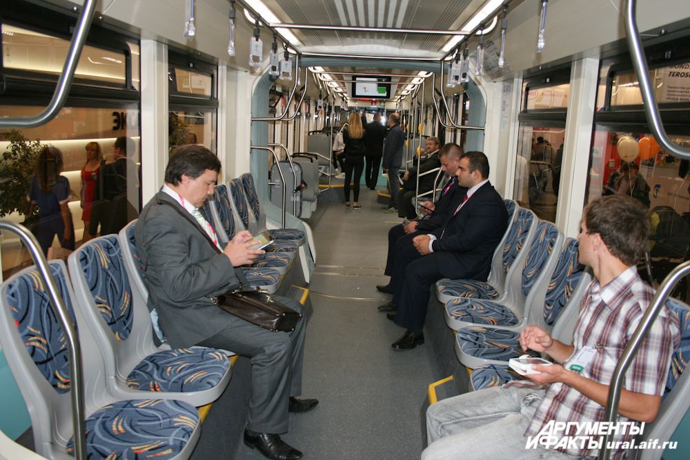 Новый трамвай изнутри напоминает вагон подземки.