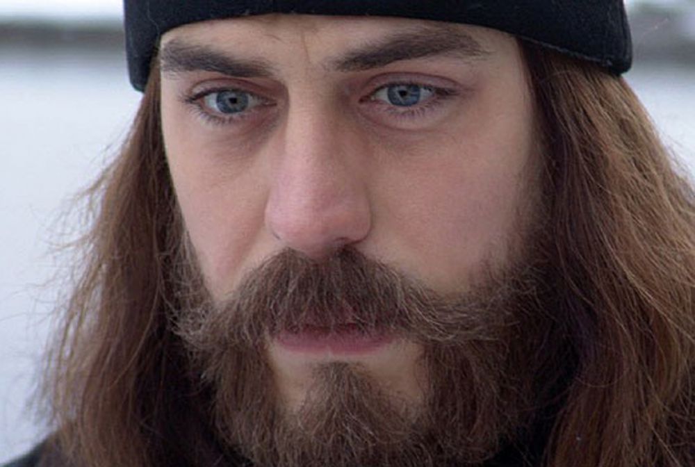 В кино Дмитрий Дюжев дебютировал в 2000 году в фильме Александра Атанесяна «24 часа». Известность актёру принесла роль в фильме Алексея Сидорова «Бригада» (2002), а признание у кинокритиков — исполнение роли бандита Саймона в «чёрной комедии» Алексея Балабанова «Жмурки»: эта роль была отмечена на ОРКФ «Кинотавр» в Сочи в 2005 году.