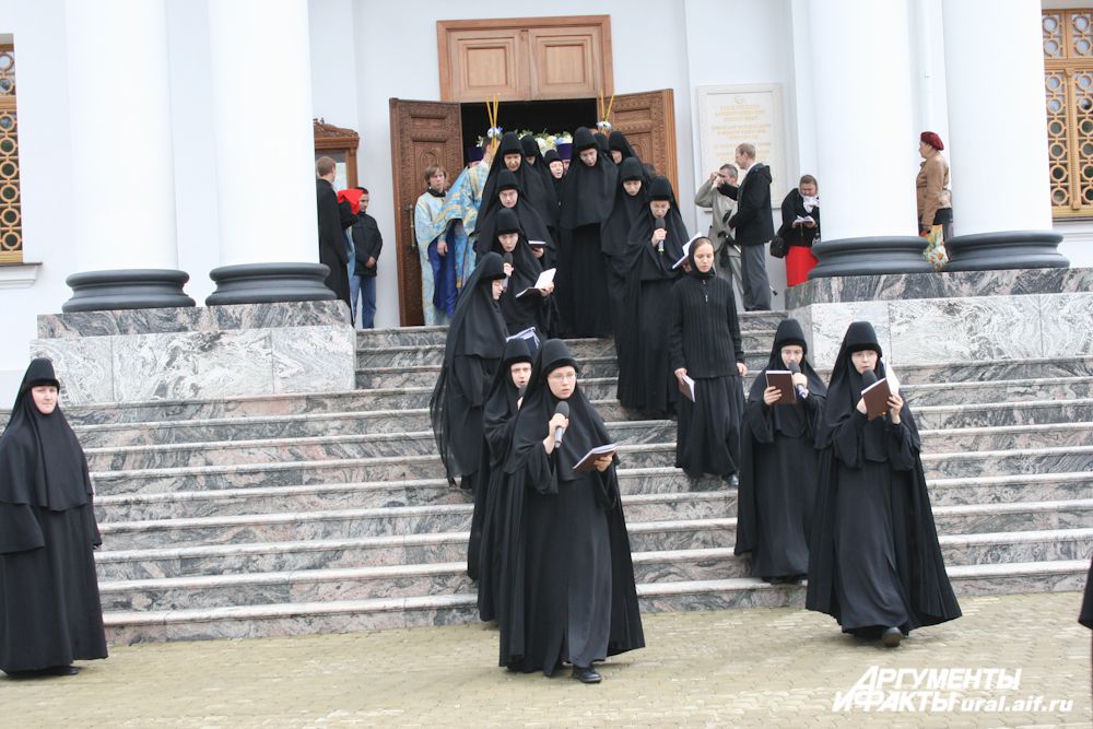 Насельницы монастыря, несущие певческое послушание, сопровождают традиционный крестный ход.
