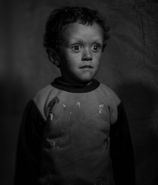 Мохаммед живет с родителями и двумя братьями в Ливане недалеко от свалки во временном лагере беженцев. Мальчик болен, он практически не растет, но с самого детства его окружала война, потому он еще ни разу не был у врачей. 