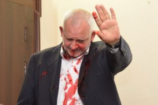Во Львове «Правый сектор» облил нардепа от «Оппозиционного блока» свиной кровью