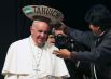 Боливия, 9 июля. Папа Франциск с сомбреро от президента Боливии Эво Моралеса.