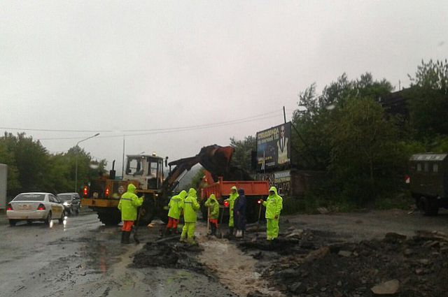 Ведётся расчистка дорог во Владивостоке.