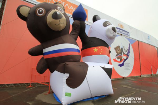 Два медведя - символ Российско-Китайских молодежных Игр.