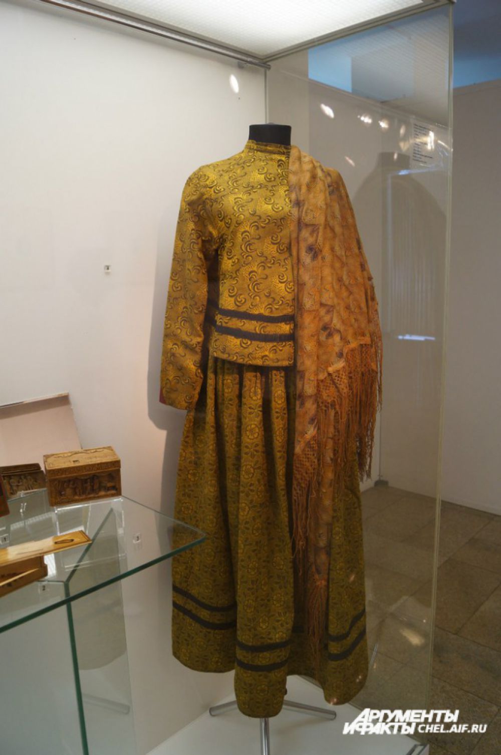 Женский костюм охристого цвета из хлопчатобумажной ткани. Подобные ему носили сибирячки начала XX века.