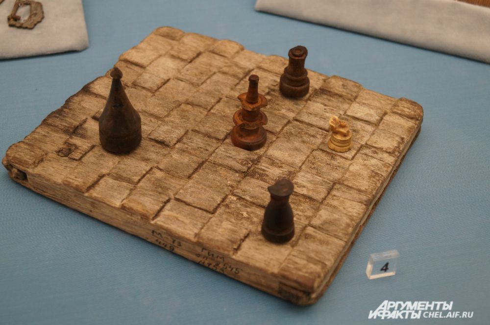 Шахматная доска с фигурами, вырезанная из дерева. Подобные имелись у жителей Мангазеи ещё в XVI веке.
