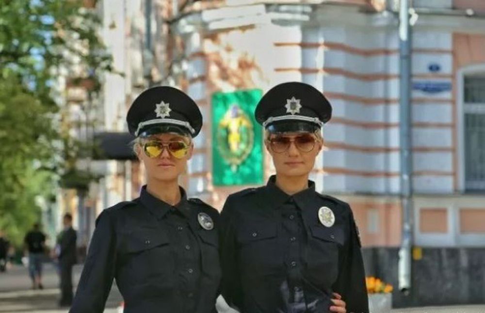 Самые красивые девушки-полицейские в Киеве