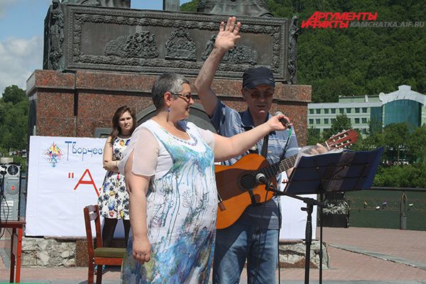 В открытом микрофоне любой желающий мог исполнить песню про рыбаков.