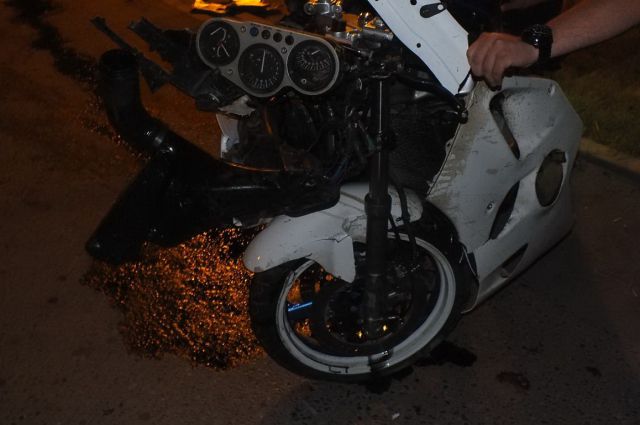 Мотоцикл столкнулся с иномаркой на повороте.