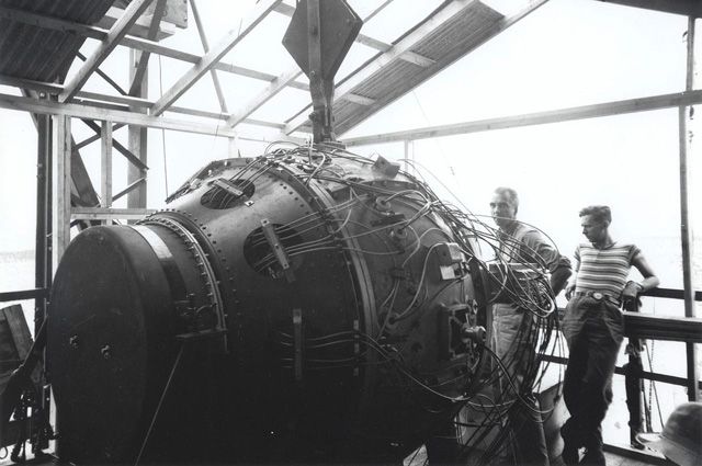 Атомное испытание «Тринити». Заряд перед взрывом. 1945 г.