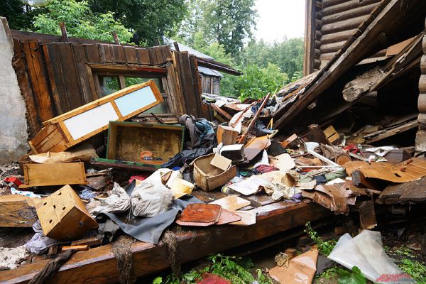 На данный момент в администрации Ленинского района решается вопрос об ускорении рассмотрения дела по переселению жильцов из аварийного дома.