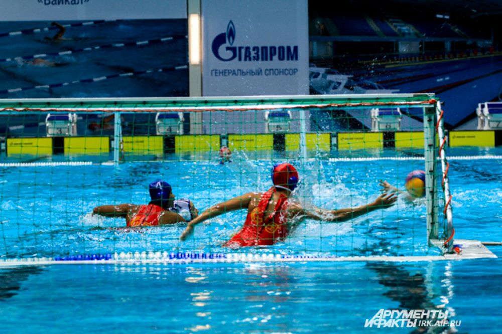 Китайскому вратарю скучать не приходилось.