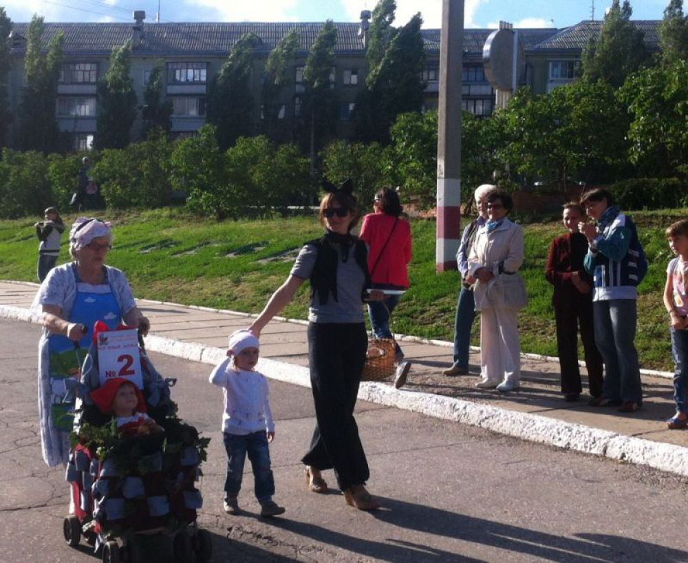 Красная шапочка вместе с бабушкой  и мамой двигаются на парад.
