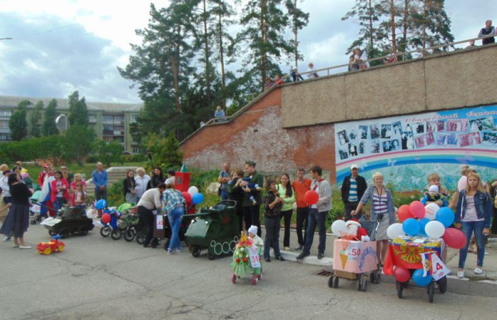 Участники парада ждут результатов.