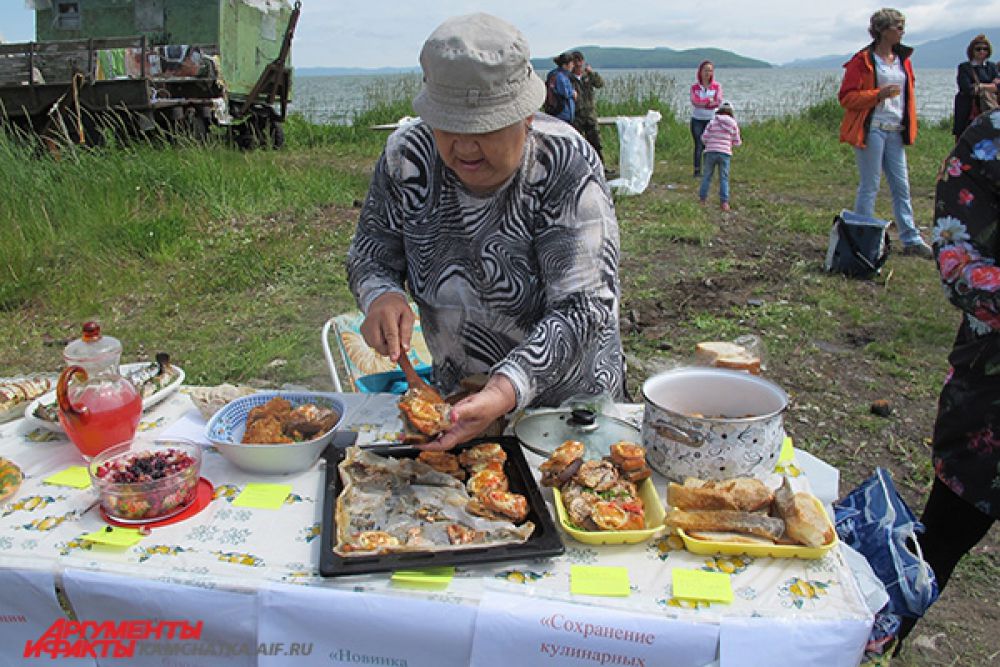 Гостей праздника бесплатно угощали чаем из камчатских дикоросов и ухой из лосося. 