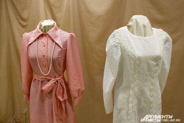 В 60-е годы ХХ века невесты предпочитали закрытые платья, и не обязательно белого цвета.