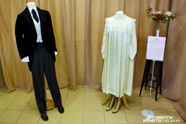 «Городские» свадебные наряды начала ХХ века. Мода на них приходила из Европы, главным образом из Франции. Для отделки платья чаще всего использовались кружева.