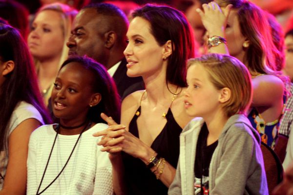 Анджелина Джоли с детьми Захарой Марли Джоли Питт и Шило Нувель Джоли-Питт.