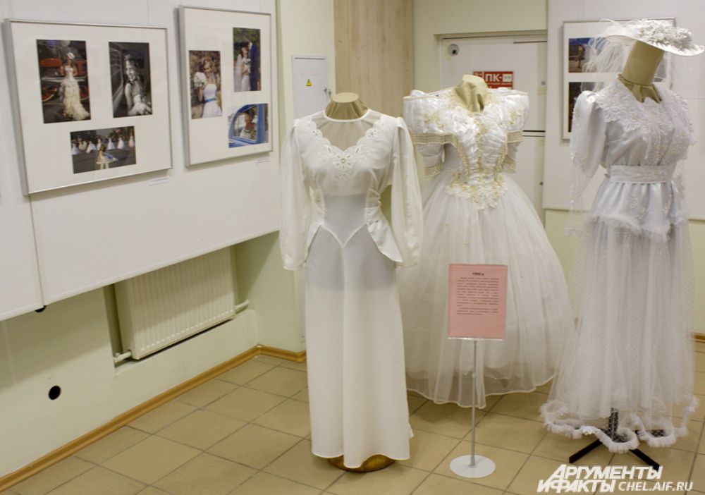 Платья 90-х годов ХХ века. В моду вернулись пышные юбки и свадебные шляпки.