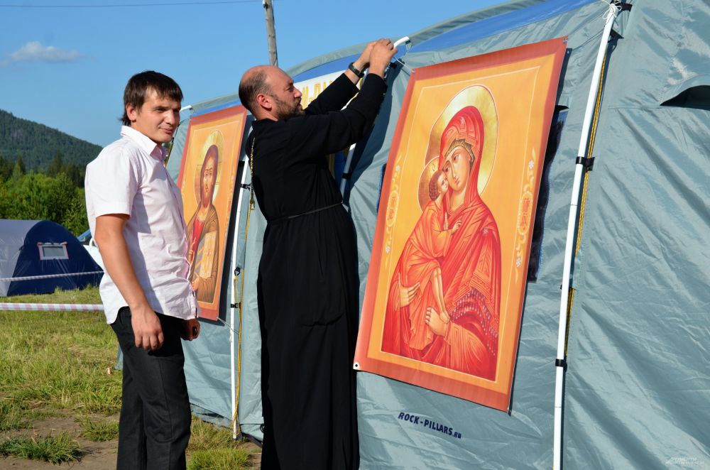 Местный священник отец Андрей не считает возможным оставлять гостей фестиваля без своего пригляда