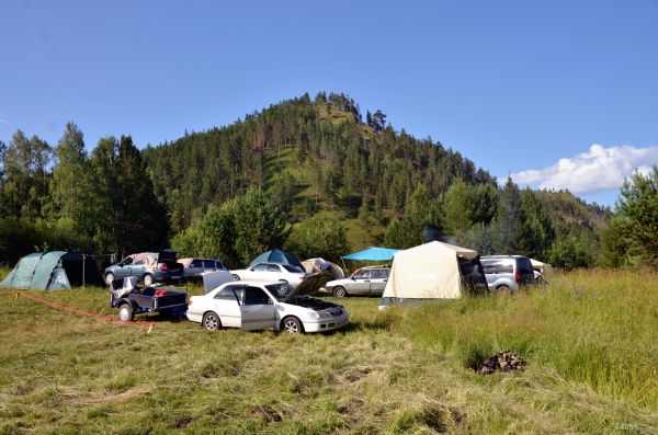 Гости и участники фестиваля ночуют в палатках
