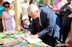 Георгий Полтавченко купил несколько книг детям, которые пришли на акцию с родителями, и оставил автограф на память.