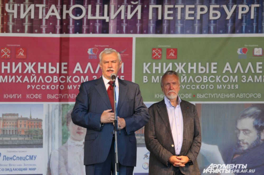 Участников и гостей «Книжных аллей» приветствовали губернатор Георгий Полтавченко, директор Русского музея Владимир Гусев, писатель Николай Коняев.