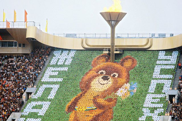 Торжественное открытие XXII Олимпийских игр в Москве 19 июля 1980 года. На трибуне — символ Олимпиады-80, Медвежонок.
