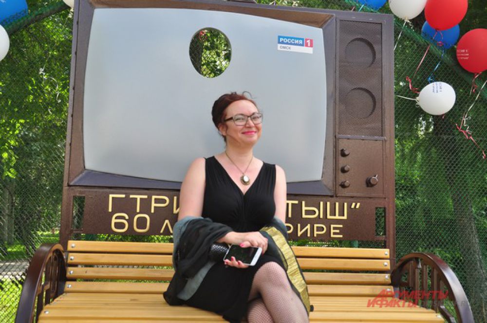 В Воскресенском сквере открылась телевизионная лавочка.