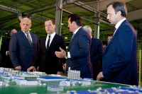 Глава правительства посетил омский завод «Полиом».