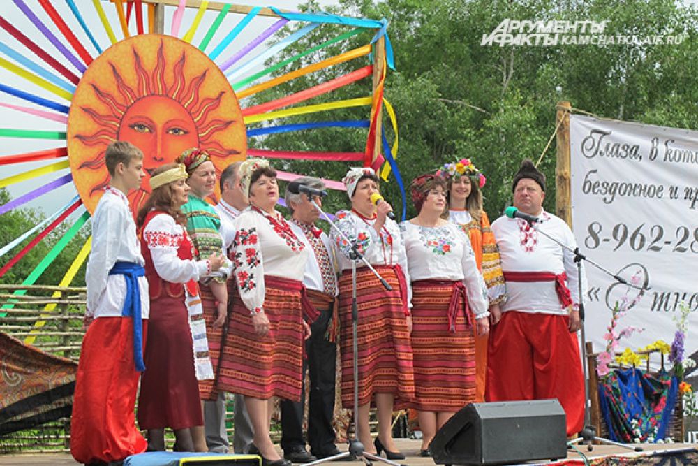 На сцене один национальный ансамбль сменял другой.