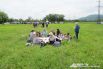 Гости праздника отдыхают на полянах, пробуя национальные славянские угощения. 