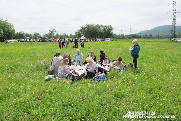 Гости праздника отдыхают на полянах, пробуя национальные славянские угощения. 