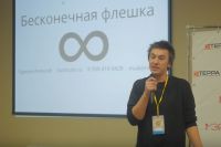 Алексей Чуркин, создатель «бесконечной флешки», во время презентации.