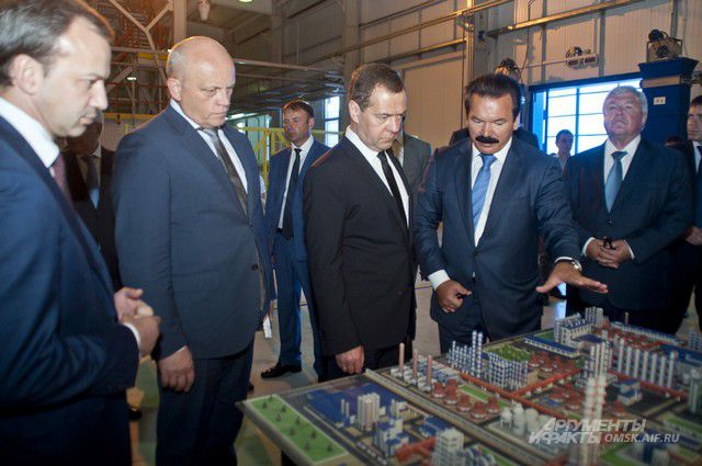 Дмитрий Медведев на омском заводе «Полиом».