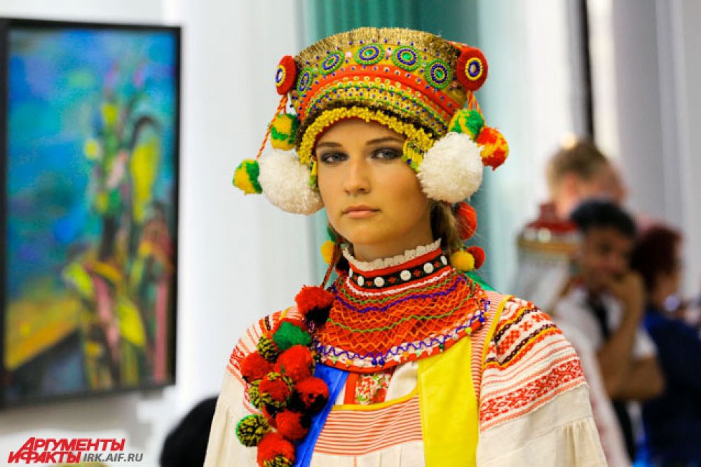 В первый день фестиваля была представлена сборная коллекция именитых модельеров Елены Шппиловой(г. Москва), Игоря Сарапулова (Бурятия), Гульнары Халиловой (Азейбарджан), Лань Ин(Китай), Анжелики Кириллиной (Саха (Якутия), Низэ Эрмишах (Республика Крым).