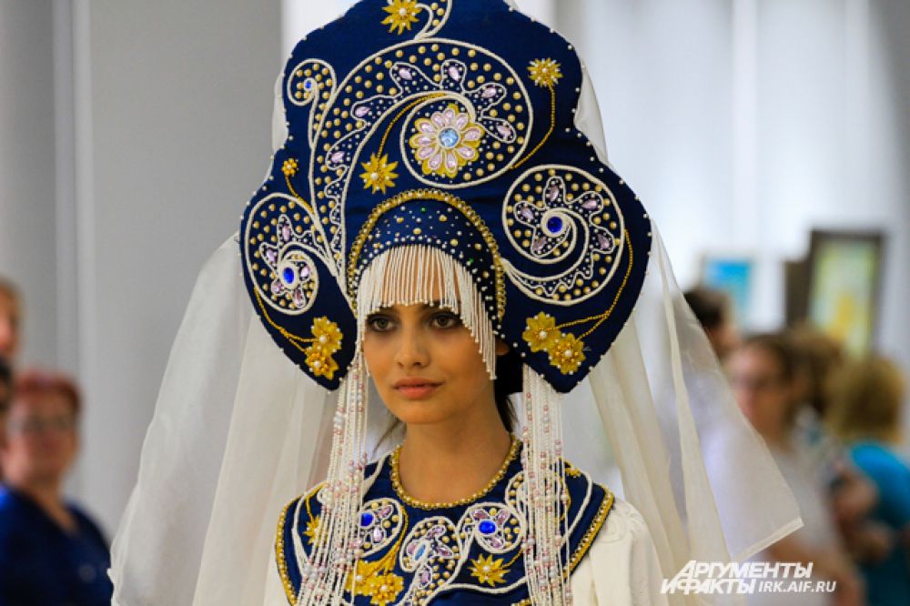 Роскошный кокошник из натурального жемчуга.