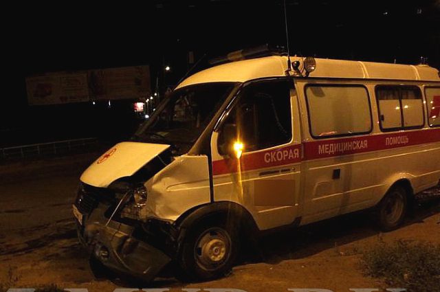 Водитель и трои пассажира «скорой» получили повреждения.