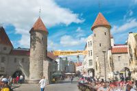 Ворота старого Таллина открыты для туристов и их кошельков. Но гостей из России стало меньше.