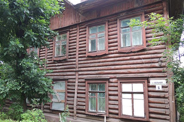  В таких домах из прошлого продолжают жить люди в самом центре Ярославля.