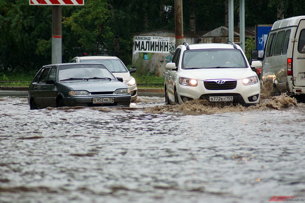 Одна из машин заглохла в воде.