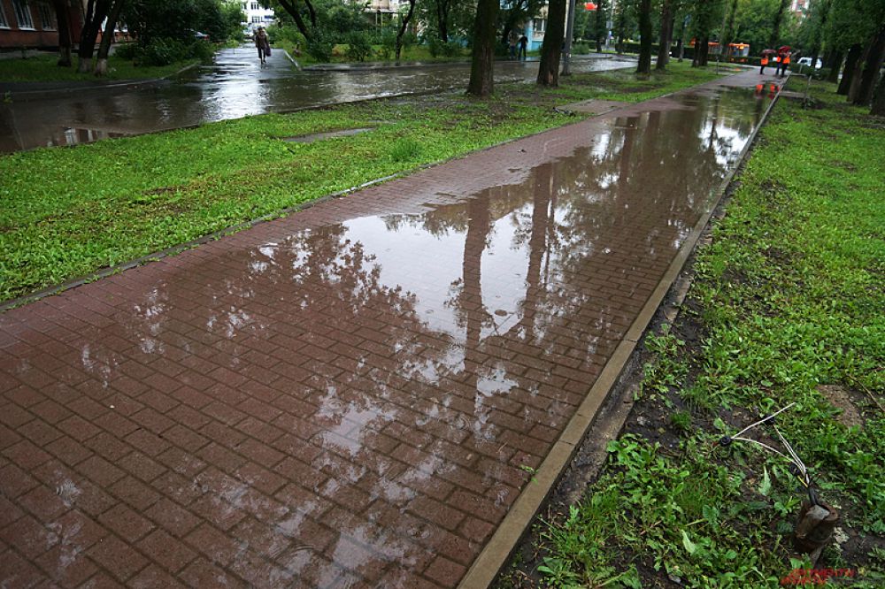 Под удар попал и пешеходный тротуар.