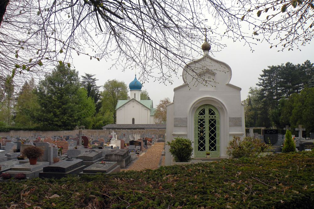 Кладбище Сент-Женевьев-де-Буа в Париже - самое крупное русское зарубежное кладбище. Основанное эмигрантами в 1927 году оно до сих пор является местом паломничества для многих россиян. Здесь похоронены такие известные культурные деятели, как Иван Бунин, Зинаида Гиппиус, Константин Коровин, Андрей Тарковский.