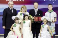 Губернатор поздравил Алексея и Наталью Орловых, которые воспитывают пятерых детей.