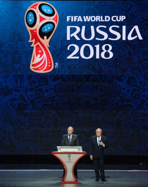 Президент России Владимир Путин и глава Международной федерации футбола (ФИФА) Йозеф Блаттер.